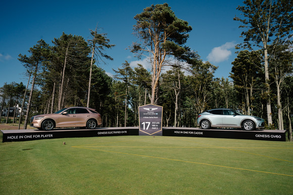 17번 홀 첫 번째 홀인원 선수 및 캐디에게 부상으로 수여되는 GV70 전동화 모델과 GV60. ⓒ 제네시스 브랜드