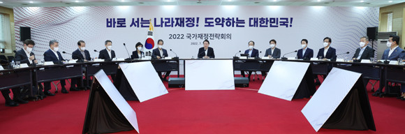 토론 참여자들은 지난 5년간의 확장적 재정으로 재정 건전성이 악화된 가운데 최근 고물가, 고금리 등으로 인한 민생경제의 어려움이 가중된 데에 대해 우려를 표명했다. ⓒ 연합뉴스