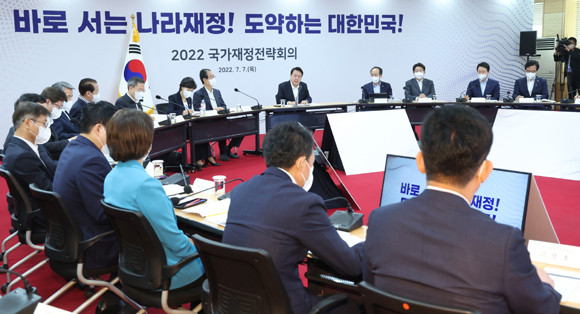 이번 국가재정전략회의는 기존의 국무위원 중심의 회의에서 벗어나 기업인, 연구자 등 다양한 민간 전문가가 발제와 토론에 적극 참여해 정책 현장의 생생한 목소리를 들려줌으로써 재정 정책의 현실 적합성을 높였다는 평가를 받았다. ⓒ 연합뉴스