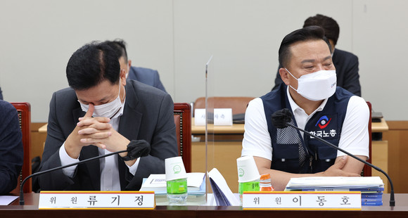 지난 6월28일 세종시 정부세종청사 최저임금위원회 회의실에서 열린 제7차 전원회의에서 사용자위원인 류기정 한국경영자총협회 전무(왼쪽)와 근로자위원인 이동호 한국노총 사무총장이 자리한 모습 ⓒ 연합뉴스
