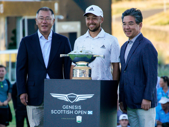 2022 제네시스 스코티시 오픈에서 기념사진을 촬영 중인 왼쪽부터 정의선 현대차그룹 회장, 우승자 잰더 쇼플리 선수, 장재훈 제네시스 사장의 모습. ⓒ 제네시스 브랜드
