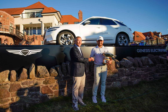 우승자인 잰더 쇼플리 선수와 정의선 현대차그룹 회장이 우승 부상인 제네시스 GV70 전동화 모델 앞에서 기념사진을 촬영하는 모습. ⓒ 제네시스 브랜드