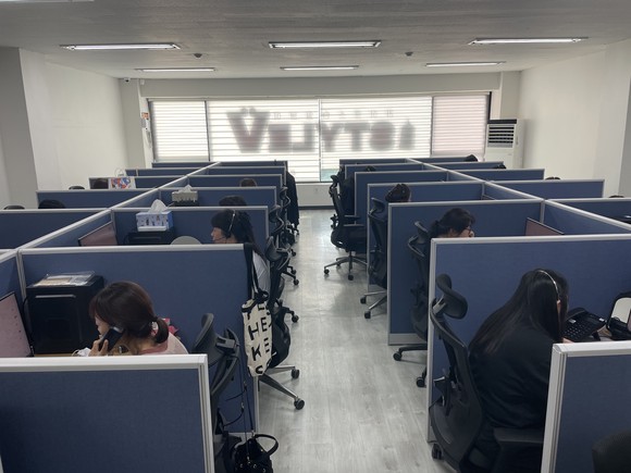 스타일브이 고객서비스 상담사들이 전화 주문 접수 등의 업무에 임하고 있는 모습. ⓒ 스타일브이