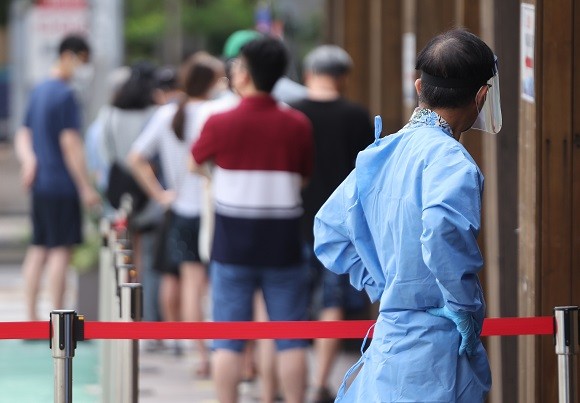 다시 설치된 코로나19 검사 대기 라인. ⓒ 연합뉴스