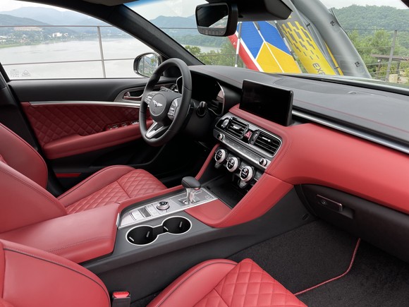 실내는 전투기 조종석을 닮은 G70의 운전자 중심 구조를 계승해 직관적인 실내 레이아웃을 구현했다. = 노병우 기자