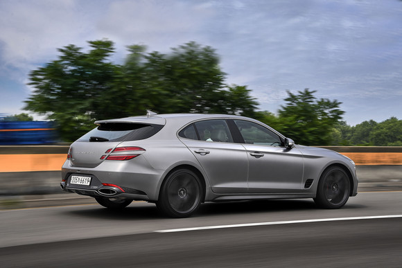 후면부는 쿼드램프를 트렁크 리드 안쪽까지 확장해 개성 있는 이미지를 완성했다. ⓒ 제네시스 브랜드