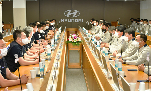 현대차 노사 대표가 지난 5월 울산공장 본관 동행룸에서 2022년 임금협상 상견례를 하고 있는 모습. ⓒ 연합뉴스