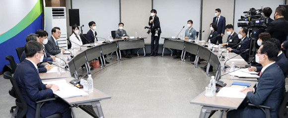 윤 대통령은 금융시장 안정 노력과 함께 청년·서민 등 취약계층의 현장 애로사항을 청취하고, 애로사항 해소를 위한 추가대책을 지속 강구하라고 지시했다. ⓒ 연합뉴스