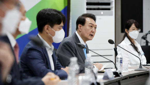 윤 대통령은 비상경제민생회의를 주재하면서 △민간 전문가 △상담직원 △관계기관장 등과 함께 서민·취약계층의 금융 애로 사례를 공유하고, 금리 상승기에 △소상공인 △주택 구입자 △청년 등 대상자별 상환 부담 경감방안을 논의했다. ⓒ 연합뉴스