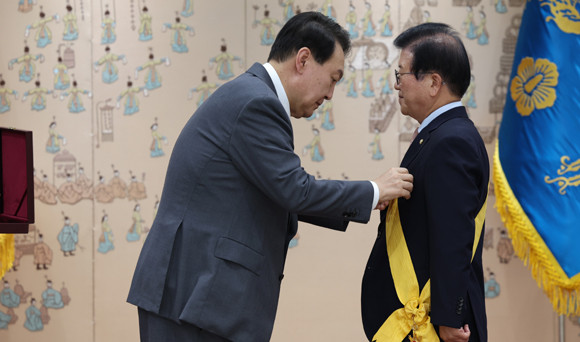 국민훈장은 정치·경제·사회·교육·학술 분야에 공을 세워 국민의 복지 향상과 국가 발전에 이바지한 공적이 뚜렷한 사람에게 수여하는 훈장으로 △무궁화장 △모란장 △동백장 △목련장 △석류장 등 5등급으로 나뉜다. ⓒ 연합뉴스
