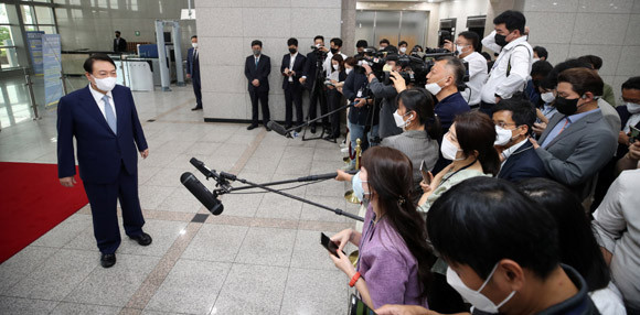윤 대통령이 15일 다시 시작한 도어스테핑에서 기자들과 만나 간단한 질답을 하고 있다. ⓒ 연합뉴스
