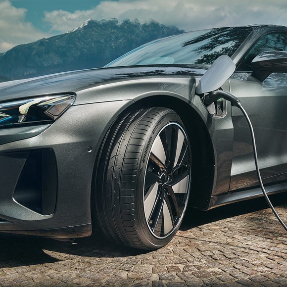 전기차 전용 타이어 벤투스 아이온 S이 차량에 장착된 모습. ⓒ 한국타이어