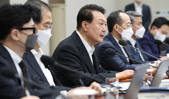 윤석열 대통령은 19일 주재한 국무회의에서 민생현안 관련 각 부처에 민생과 나라 경제를 살리는데 필요한 정책을 신속하게 추진할 것을 주문했다. ⓒ 연합뉴스