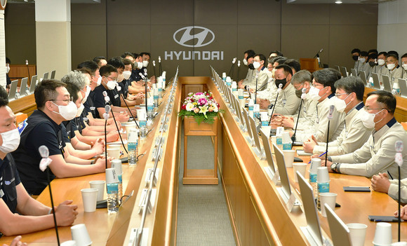 현대차 노사 대표가 지난 5월 울산공장 본관 동행룸에서 2022년 임금협상 상견례를 하고 있는 모습. ⓒ 연합뉴스