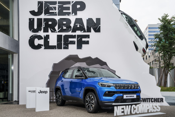 뉴 컴패스는 '베이비-그랜드 체로키'로 불릴 만큼 완성도 높은 외관 비율은 유지하면서 시그니처 디테일을 수정해 고유의 개성을 발전시켰다. ⓒ 스텔란티스 코리아