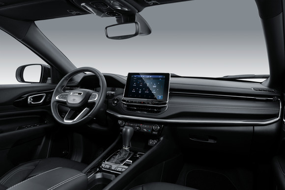 수평적인 레이아웃은 시각적으로 전 세대 대비 훨씬 넓고 정돈된 이미지를 제공한다. ⓒ 스텔란티스 코리아