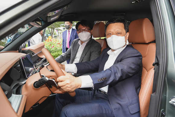 김학동 포스코 부회장(사진 오른쪽)과 쌍용차 정용원 관리인이 시승하고 있는 모습. ⓒ 쌍용자동차