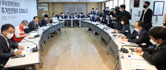 윤 대통령은 주거 관련 애로사항을 공유하고, 서민의 주거비 경감 및 주택 공급 확대, 임차인의 보증금 보호 강화 방안 등에 대해 논의했다. ⓒ 연합뉴스