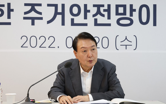 윤 대통령은 제3치 비상경제민생회의에서 공공임대주택을 방문하고 금리 상승, 월세화 가속화 등에 따른 세입자 부담 가중에 대응해 전월세 거주 서민을 두텁게 보호하는 민생 안정 대책에 대해 논의했다. ⓒ 연합뉴스