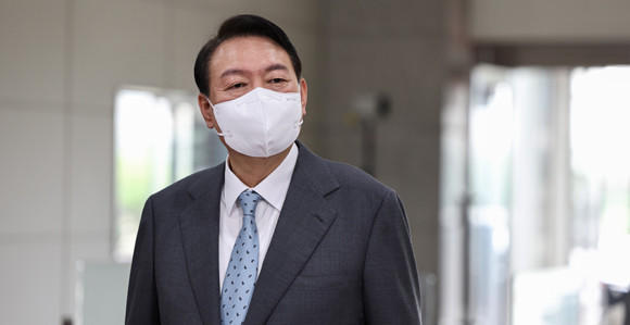 윤 대통령은 21일 출근길에 기자들과 만나 "대우조선해양의 정상화가 국민들이 바라는 것"이라고 말했다. ⓒ 대통령실