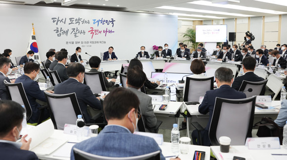 이번 워크숍은 장관들이 분임토의를 주도적으로 이끌었으며, △이영 중기벤처부 장관 △이창양 산업부 장관 △한화진 환경부 장관 등이 직접 분임토의 결과를 발표했다. 윤 대통령도 직접 분임토의에 참여해 민생과 주요 현안에 대해 함께 토론했다. ⓒ 대통령실