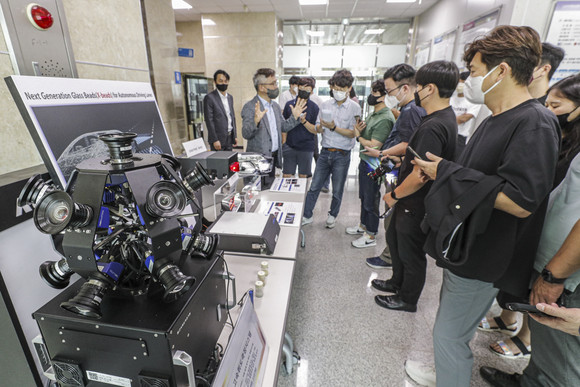 송상빈 한국광기술원 조명.에너지연구본부장이 개발에 성공한 주요 기술들을 설명하고 있다. ⓒ 한국자동차기자협회