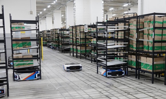 군포 풀필먼트센터의 AGV(Automated Guided Vehicle·고정노선 운송로봇)가 박스를 이송하는 모습. ⓒ CJ대한통운