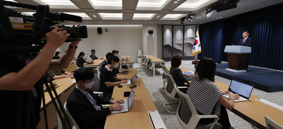 이 장관은 행안부 업무보고에서 최근 논란이 되고 있는 경찰국 신설에 대해 윤 대통령에게 보고했고, 윤 대통령은 행안부 장관과 경찰 지휘부의 원활한 소통을 지시했다. ⓒ 연합뉴스