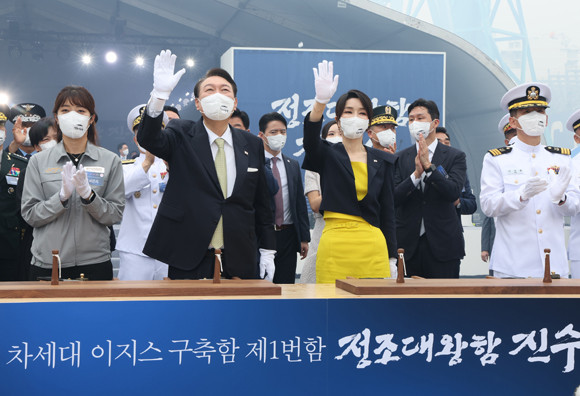 윤 대통령은 축사를 통해 정조대왕함의 국가전략자산으로서의 의미를 강조하고, 강력한 해양안보를 구축하겠다는 뜻을 밝혔다. ⓒ 연합뉴스