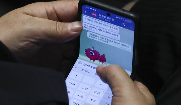 지난 26일 윤 대통령과 권 당대표 직무대행이 문자를 주고 받는 모습. ⓒ 연합뉴스