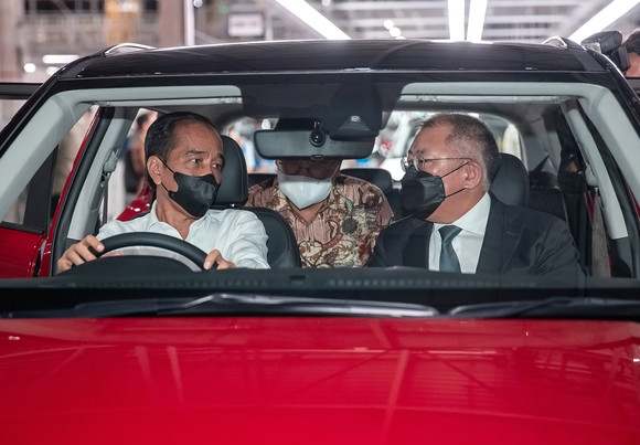 정의선 회장이 올해 3월 열린 현대차 인도네시아공장 준공식에 참석한 조코 위도도 인도네시아 대통령과 현지 생산 차량 크레타에 탑승해 환담하는 모습. ⓒ 현대자동차그룹