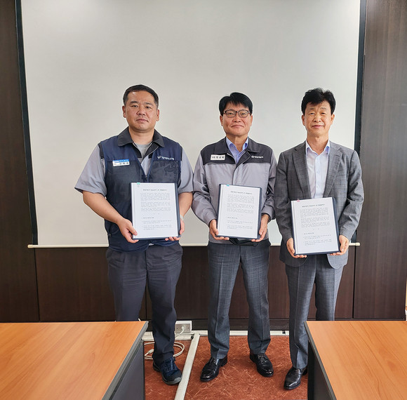왼쪽부터 선목래 노조위원장, 정용원 관리인, 엄기민 KG ETS 대표. ⓒ 쌍용자동차