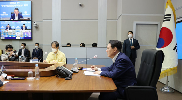 윤 대통령은 코로나19 재유행과 본격 휴가철에 접어듬에 따라 코로나19 중앙재난안전대책본부를 방문했다. ⓒ 연합뉴스