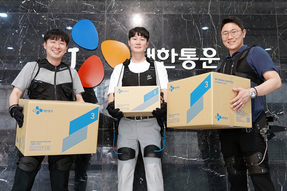 CJ대한통운과 엔젤로보틱스가 공동개발 중인 웨어러블 슈트를 입고 있는 모습. ⓒ CJ대한통운