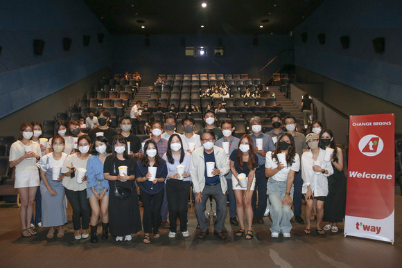 지난 1일 롯데시네마 김포공항점에서 티웨이항공 정홍근 대표와 임직원들이 8월 전 직원 복귀를 기념해 영화 비상선언을 함께 관람했다. ⓒ 티웨이항공