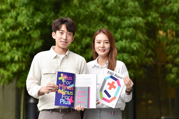 LG에너지솔루션 직원들이 ESG리포트를 소개하고있다. ⓒ LG에너지솔루션