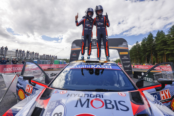 오트 타낙(오른쪽) 선수와 마틴 야르베오야 선수가 우승을 확정 짓고 세레모니를 하는 모습. ⓒ 현대자동차