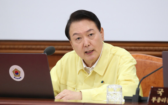 윤 대통령은 지난 8일 집중호우 피해와 관련해 한덕수 총리와 이상민 장관에게 수시로 보고 받고 지시했다. ⓒ 대통령실