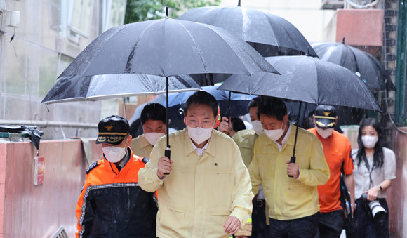 윤석열 대통령은 발달장애인 가족이 폭우로 인한 침수로 고립돼 사망한 서울 관악구 신림동 침수 한 다세대주택을 방문했다. ⓒ 연합뉴스