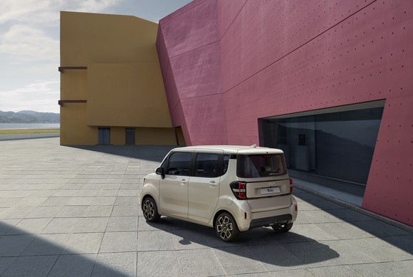 리어 콤비램프 가장자리에 위치한 스타맵 시그니처 라이팅은 차폭을 시각적으로 확장해준다. ⓒ 기아