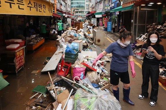 최근 폭우로 피해를 입은 서울 동작구 남성사계시장. ⓒ 연합뉴스