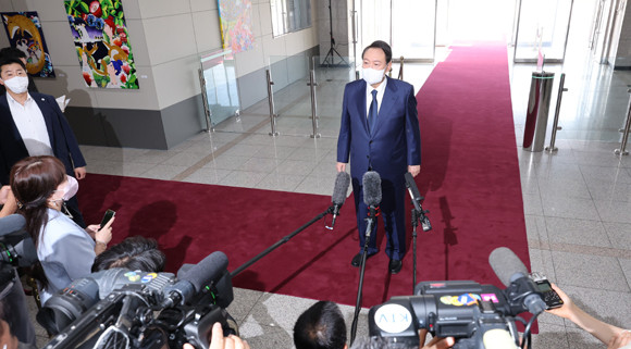 윤 대통령은 12일 도어스테핑에서 기자들이 질문하기 전 이번주 집중호우에 대한 피해복구와 8.15 특별사면, 유엔 총장 오찬 등에 대해 설명했다. ⓒ 연합뉴스