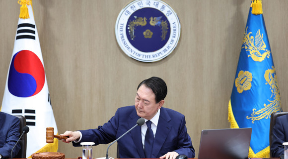 윤 대통령은 12일 용산 대통령실 2층 국무회의실에서 임시국무회의를 주재하고, 집중호우 피해 대책 및 광복절 특사에 대해 의결했다. ⓒ 연합뉴스