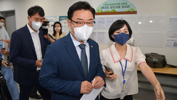 김 의원이 국회 소통관에서 대국민 사과 기자회견 후 취재진의 질문에 답하지 않고 이동하고 있다. ⓒ 연합뉴스