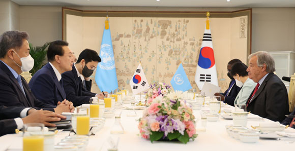 윤 대통령은 12일 도어스테핑에서 "구테레쉬 사무총장은 호주, 포르투갈 총리를 마치고 약 10년 간 유엔 난민 고등 풍무관을 지내며, 탈북자의 강제 북송을 반대하는 것을 비롯한 다양한 국제 인권운동을 한 인물"이라고 소개했다. ⓒ 연합뉴스