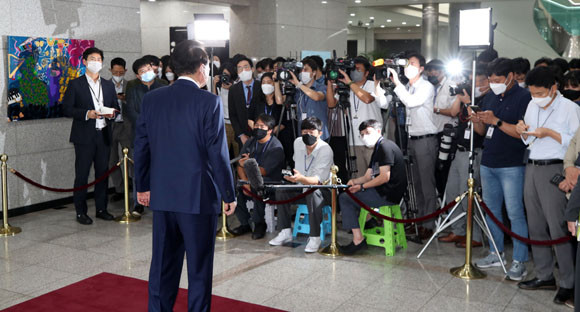윤 대통령은 16일 도어스테핑에서 지난 15일 광복절 경축사에서 위안부 문제에 대한 거론이 없었던 것에 대해 설명했다. ⓒ 연합뉴스