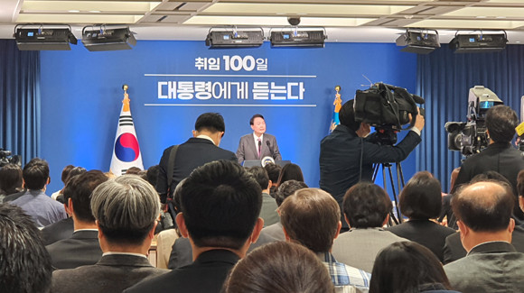 윤 대통령은 취임 100일을 맞아 용산 대통령실에서 '취임 100일 대통령령에게 듣는다'를 제목으로 기자간담회를 가졌다. = 김경태 기자