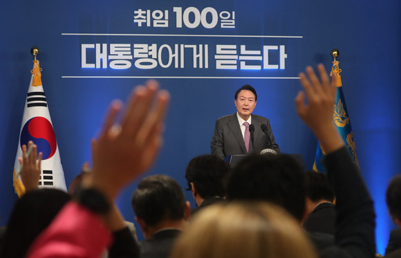 윤 대통령은 취임 100일 기자회견에서 일본 과거사 문제에 대해 긍정적으로 내다봤다. ⓒ 연합뉴스