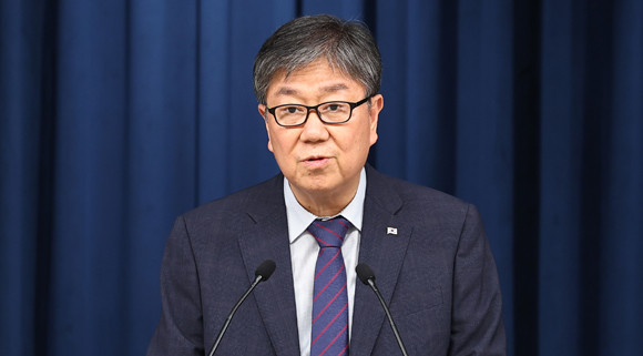 김대기 대통령실 비서실장이 18일 용산 대통령실 브리핑룸에서 공정위원장 인사와 검찰총장 인사를 발표한 후 대통령비서실 조직개편과 관련해 설명하고 있다. ⓒ 연합뉴스