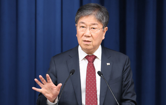 김대기 대통령실 비서실장은 21일 용산 대통령실 브리핑룸에서 대통령 비서실 인적쇄신을 위한 인사를 발표하고 있다. ⓒ 연합뉴스